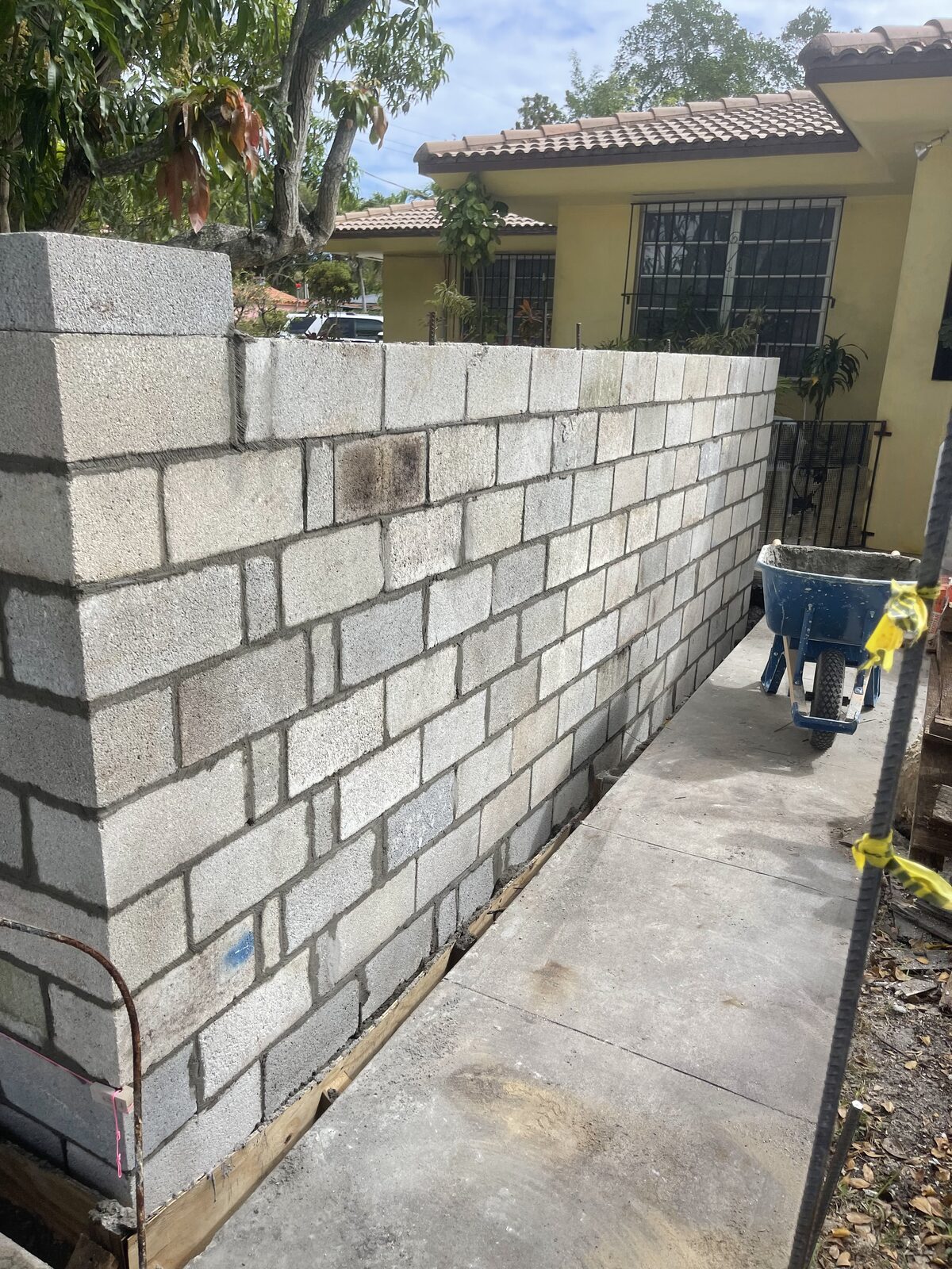 Block wall construction with active crew