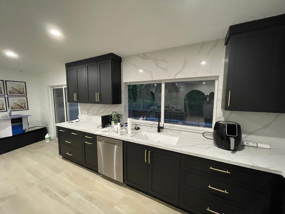 Modern kitchen with marble backsplash